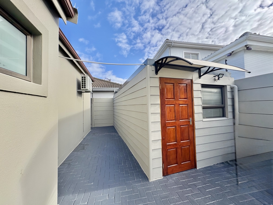 5 Bedroom Property for Sale in Parklands North Western Cape